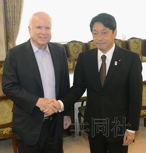 21日上午，美國共和黨資深參議員麥凱恩（左）與日本防衛(wèi)相小野寺在防衛(wèi)省會談前握手。（圖片來源：日本共