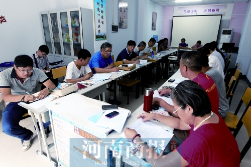 消費者代表和旁聽人員走進社區(qū)，聽取市民關(guān)于鄭州地鐵的意見和建議