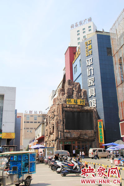 在該酒店一層的入口處，屹立著一座4層樓高的假山，氣勢雄偉。