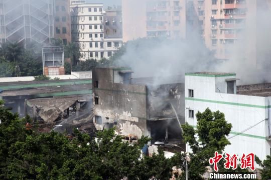 廣州白云區(qū)一倉(cāng)庫(kù)爆炸致4死36傷，事發(fā)3個(gè)多小時(shí)后現(xiàn)場(chǎng)仍冒著白煙?！「邩s權(quán) 攝