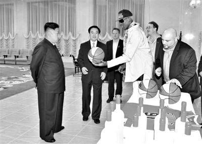 平壤，朝鮮最高領(lǐng)導(dǎo)人金正恩接待再次來(lái)訪的美國(guó)籃球明星羅德曼。