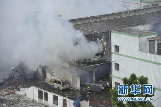 9月10日，消防人員在爆炸現(xiàn)場(chǎng)撲救火情。 新華社記者 梁旭 攝