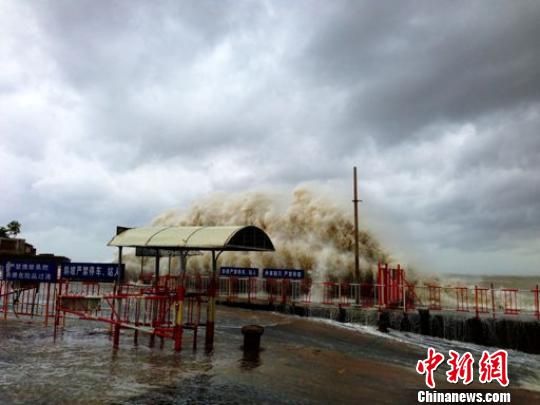 汕頭澄海萊蕪碼頭潮位猛漲，巨浪洶涌。