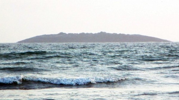 圖為在巴基斯坦靠近阿拉伯海的瓜達(dá)爾地區(qū)（Gwadar）近海600米處冒出一個(gè)小島。