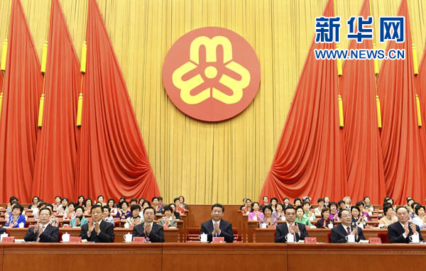 習近平、李克強、張德江、俞正聲、劉云山、王岐山、張高麗等在主席臺就座，祝賀大會召開。