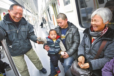 乘客中有80歲的老人，也有幾歲大的小孩，他們眼神共同傳遞著：新鮮和好奇。記者王錚攝