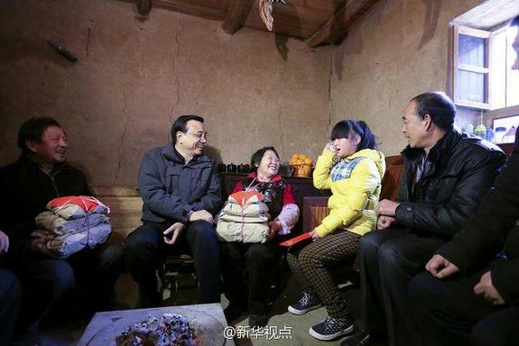 27日，李克強(qiáng)到安康旬陽金坡村看望留守兒童。
