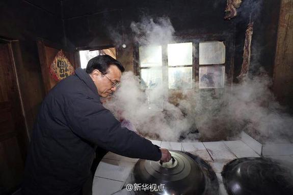 27日，李克強(qiáng)到安康旬陽金坡村看望留守兒童。