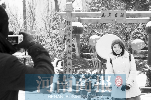 紫荊山公園里布置喜慶，引來(lái)不少游客合影留念。記者 楊東華/攝