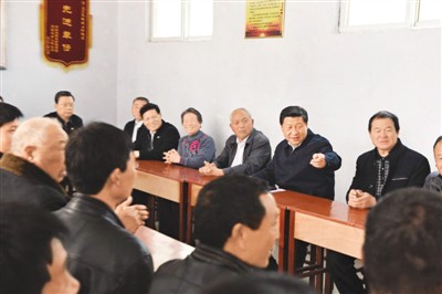 3月17日，習(xí)近平在河南省蘭考縣東壩頭鄉(xiāng)張莊村村委會(huì)與干部群眾座談，聽取意見和建議。