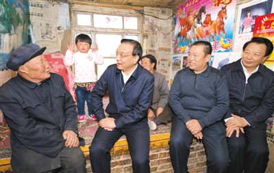 3月27日，李克強(qiáng)在內(nèi)蒙古自治區(qū)翁牛特旗橋頭鎮(zhèn)太平莊村看望貧困戶。