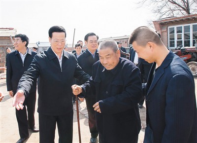 3月26日，張高麗在吉林省農(nóng)安縣農(nóng)安鎮(zhèn)小橋子村看望貧困戶王井山一家。