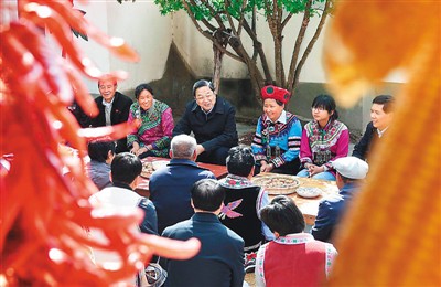 3月24日，俞正聲在云南省武定縣插甸鄉(xiāng)彝族小院農(nóng)戶家中進(jìn)行座談交流，聽取基層黨員群眾意見建議。
