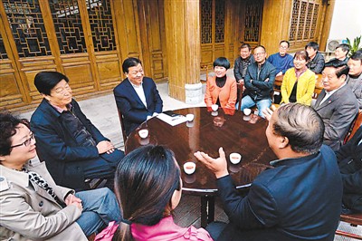 3月23日，劉云山在陜西省咸陽市禮泉縣煙霞鎮(zhèn)袁家村與基層干部群眾座談，聽取對教育實(shí)踐活動(dòng)的意見建議。