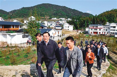 3月25日，張德江在福建省上杭縣古田鎮(zhèn)吳地村看望群眾。