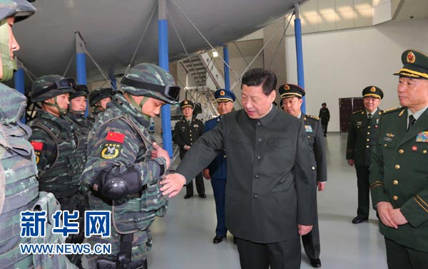 這是習(xí)近平同特戰(zhàn)隊員親切交談，詳細詢問他們的教學(xué)訓(xùn)練和生活情況。