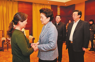  4月9日，中共中央政治局委員、國務(wù)院副總理劉延?xùn)|在鄭州接見“踐行焦裕祿精神的好校長”張偉的家屬。