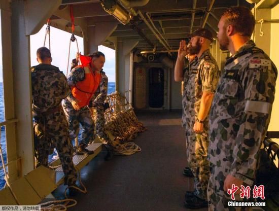 　據(jù)澳大利亞海軍4月11日發(fā)布的圖片顯示，中澳海軍海上聯(lián)合搜尋失聯(lián)客機。據(jù)悉，澳大利亞總理當(dāng)天表示，澳方執(zhí)行搜尋失聯(lián)客機任務(wù)的搜救人員已獲知黑匣子的大致位置。
