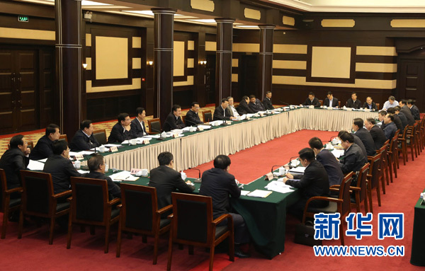 4月28日，中共中央政治局常委、國(guó)務(wù)院總理李克強(qiáng)在重慶主持召開(kāi)座談會(huì)
