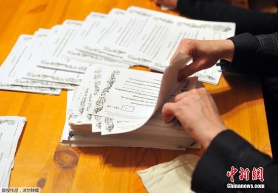 　　當(dāng)?shù)貢r(shí)間2014年5月11日，烏克蘭東部地區(qū)選舉工作人員開始公投計(jì)票工作。