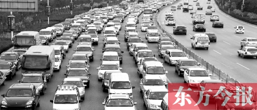 21日，鄭州市中州大道，大量擁堵的汽車將寬寬的道路變成“停車場”