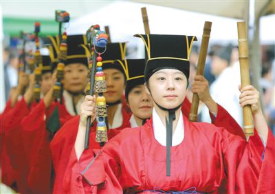 3日，韓國首爾，成均館內(nèi)，民眾穿著傳統(tǒng)服飾跳舞迎接中秋。中秋和春節(jié)一樣，是韓國最重要的傳統(tǒng)節(jié)日。