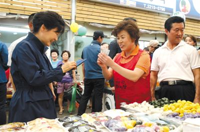 5日，韓國首爾，韓國總統(tǒng)樸槿惠在中秋前視察市場，購買過節(jié)食品。