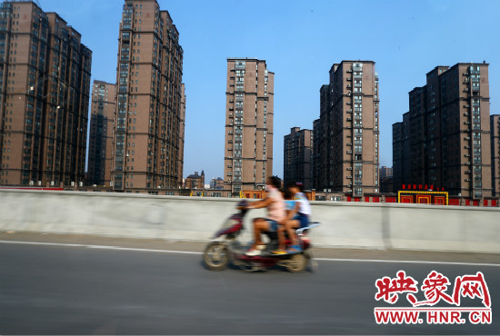 三環(huán)快速路開通后，仍有一些電動(dòng)車違規(guī)上橋。