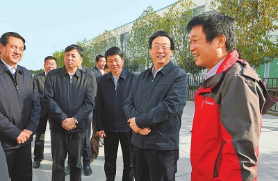 　11月4日下午,省委書記、省人大常委會(huì)主任郭庚茂在襄城縣精美鞋業(yè)有限公司調(diào)研。記者 杜小偉/攝