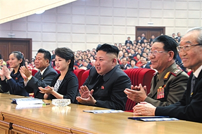 　5月19日，金正恩和夫人李雪主觀看演出，金與正（左一）坐在金正恩右邊第三個位置。