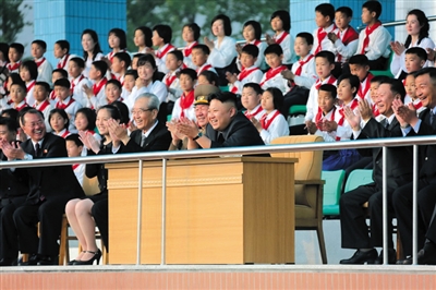 5月2日，金正恩與金與正（前排左二）一起觀看比賽。