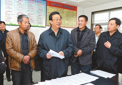 11月25日下午，省委書記、省人大常委會主任郭庚茂在延津縣石婆固鎮(zhèn)集北村與村民親切交談。