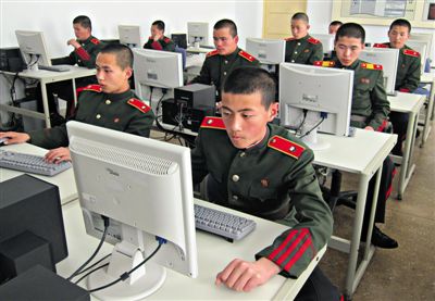 2013年4月18日，朝鮮平壤，士兵學(xué)習(xí)使用電腦。