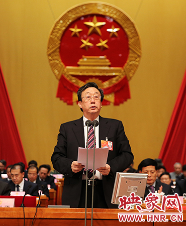 在表決通過各項決議后，省委書記、省人大常委會主任郭庚茂作出講話