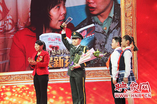 中國(guó)人民解放軍71352部隊(duì)19分隊(duì)管理員王留杰上臺(tái)接受頒獎(jiǎng)。