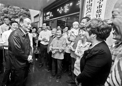 5月8日，王岐山與海寧市鹽官鎮(zhèn)桃園村黨委班子成員、老黨員和群眾親切交流供圖/新華社