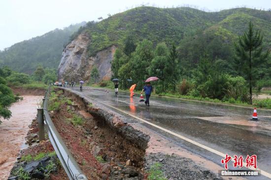 圖為5月19日，江西贛州石城縣珠坑鄉(xiāng)塘臺(tái)村通往福建寧化縣的公路出現(xiàn)塌方。陳小強(qiáng) 攝