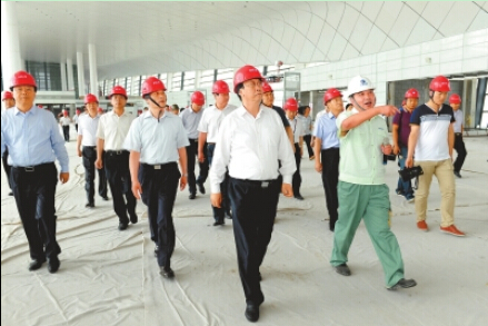 8月31日上午，郭庚茂謝伏瞻等察看鄭州機(jī)場二期工程建設(shè)情況。