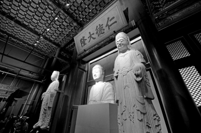      北齊石佛像和菩薩像。京華時報(bào)記者 王海欣 攝