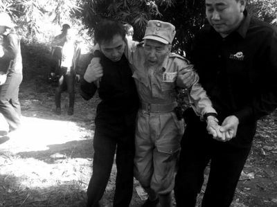 89歲老兵繆焜得知不能接到遺骸后嚎啕大哭。組織方供圖