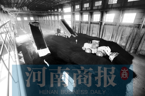 大量煤炭運往南區(qū)供熱站，為今冬供暖做準備 河南商報記者 鄧萬里/攝