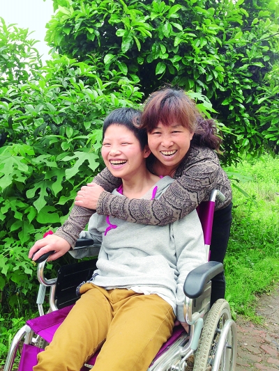 黃揚(yáng)和母親許秀梅在陽(yáng)光下好開(kāi)心。（黃珊攝）