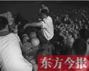 昨日凌晨，鄭州街頭，眾多愛心市民幫瓜農(nóng)撿拾西瓜