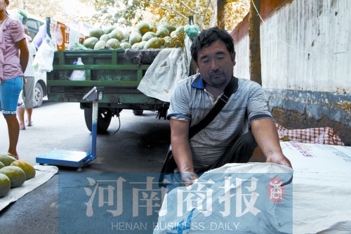錢包就裝在這個編織袋里，枕在老陳頭下，沒想到還是被偷走了 實習生 唐韜/攝