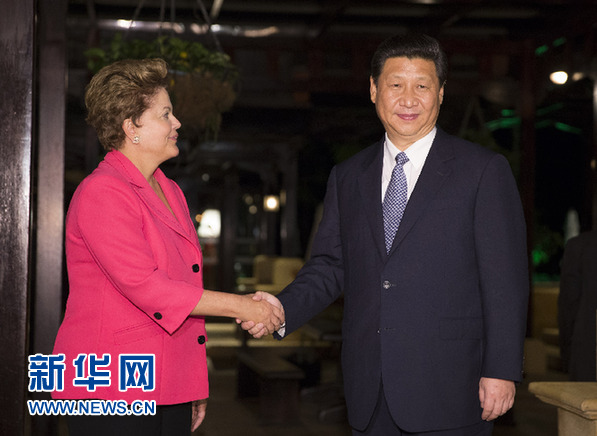 3月27日，國(guó)家主席習(xí)近平在南非德班會(huì)見巴西總統(tǒng)羅塞夫。新華社記者 蘭紅光 攝