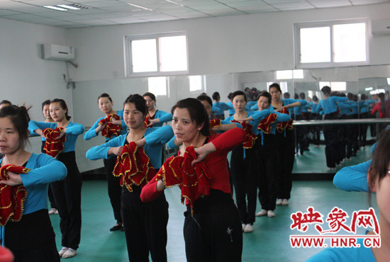 舞蹈室里，張巧英正在糾正學(xué)生的舞蹈動作