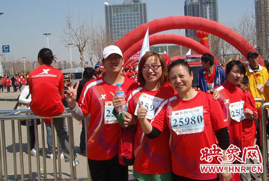 2010年，劉小琴（中）組織殘疾人朋友第一次參加鄭開馬拉松賽。