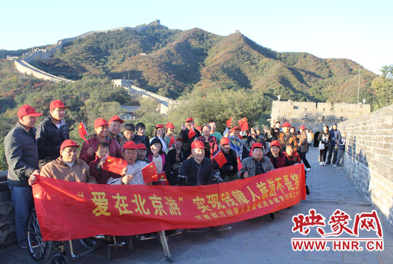 旅游對于殘疾人朋友來說比正常人要困難許多，2011年，劉小琴帶領(lǐng)殘障朋友登上了長城。