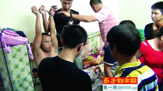 警方破門抓捕時(shí)，販毒嫌疑人未某洪正躺在床上吸毒、嫖娼。