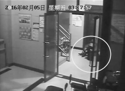 小區(qū)監(jiān)控視頻截圖，兩人一坐一跪竟聊了十多分鐘。